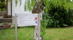 Eingangsschild zur Sozialpädagogischen Praxis